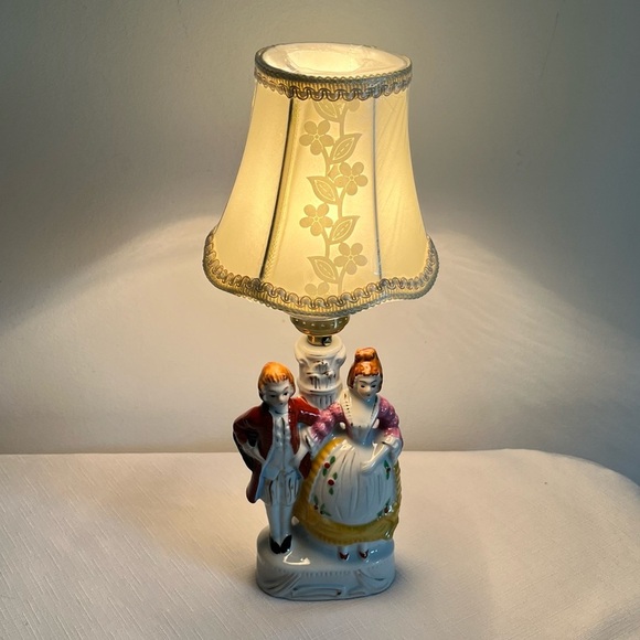 Vintage Boudoir Lamp - Figural Colonial Couple - Porcelain Occupied Japan - Picture 1 of 10